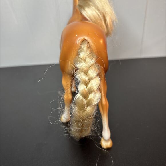 2017 Breyer Reeves Horse Palomino Blonde Hair with Brush Able Hair 7.5” Tall - Picture 4 of 8